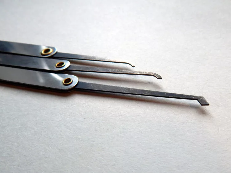 Die Hooks sind sehr präzise Das wohl am meisten verwendete Werkzeug beim Lockpicking: Die Hook. Mit diesem Tool kann man jeden einzelnen Pin gezielt ansteuern und nacheinander herunterdrücken