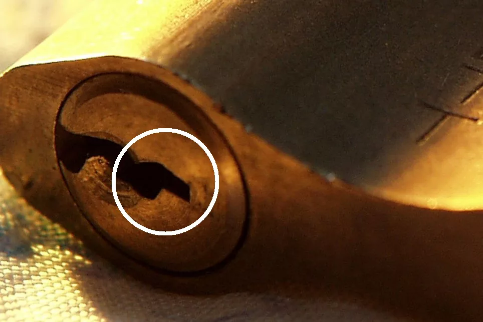Schloss Picker ansetzen ➤ Hier wird der Picker eingeführt, um die Pins zu manipulieren
