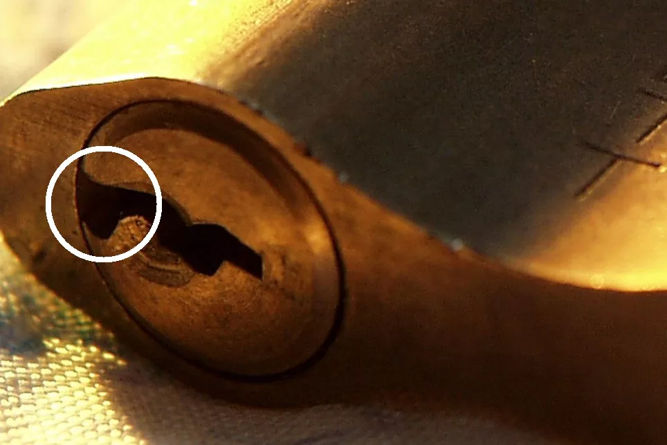 Schloss Spanner ansetzen ➤ Hier wird der Spanner eingeführt